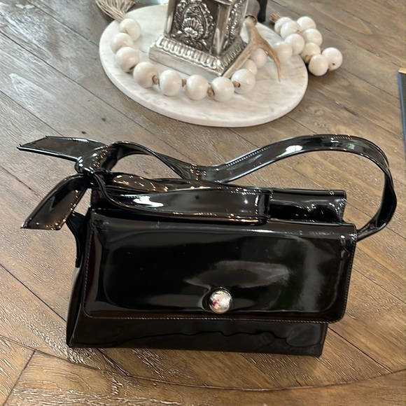 Vintage CROWN LEWIS black patent leather bag with silver accents bow and strap - Picture 2 of 13